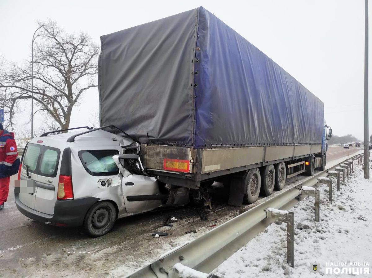 На Рівненщині легковик зіткнувся з вантажівкою, двоє загиблих