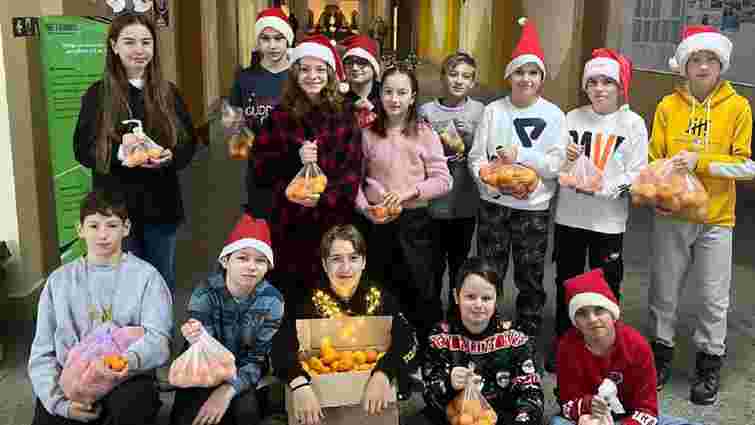 Львівські школярі зібрали майже дві тонни мандарин для дітей у лікарнях 