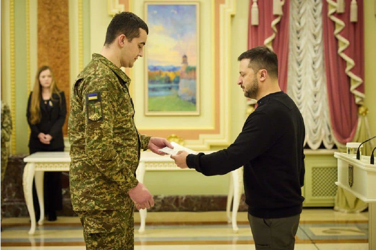 Президент вручив сертифікат на квартиру Герою з Прикарпаття, який збив три ворожі літаки