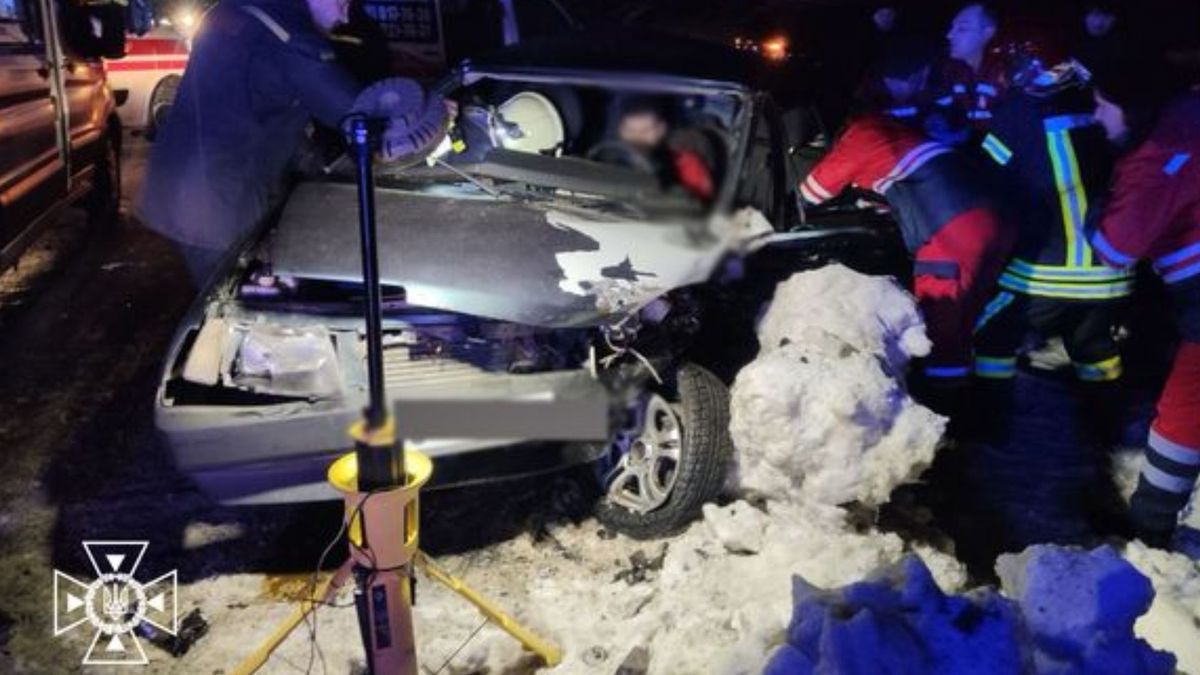 У Городку рятувальники деблокували двох людей з понівеченого після ДТП авто