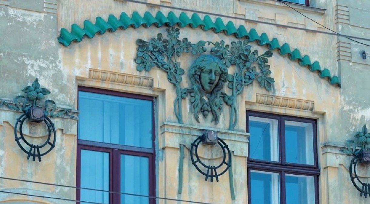 Маскарон з каштановим декором та кільця Вагнера