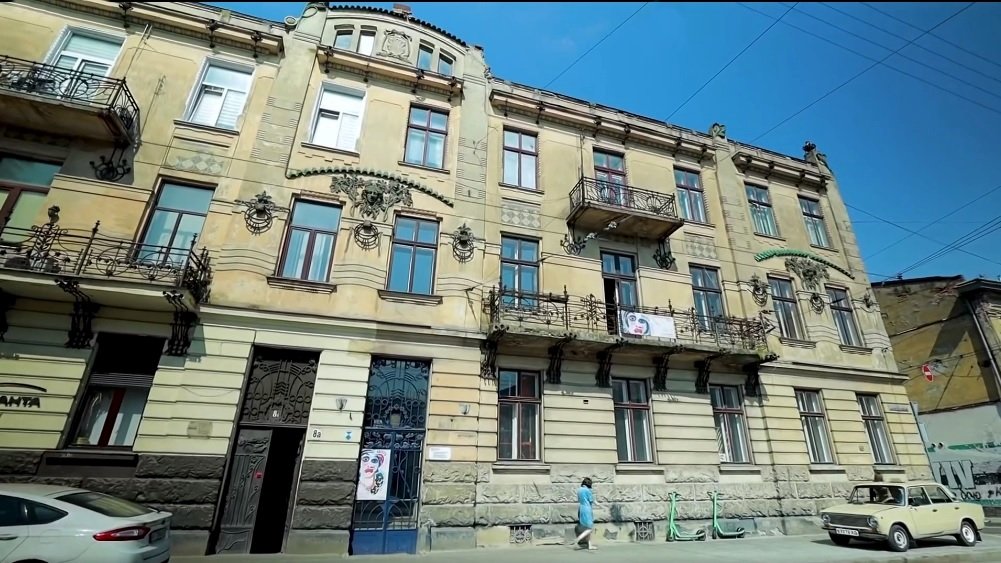 Фасад будинку, де працюють дві культурні установи