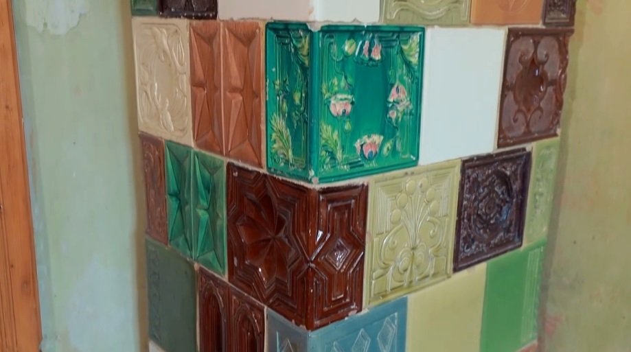 Пічка з різних кахель у стилі печворк