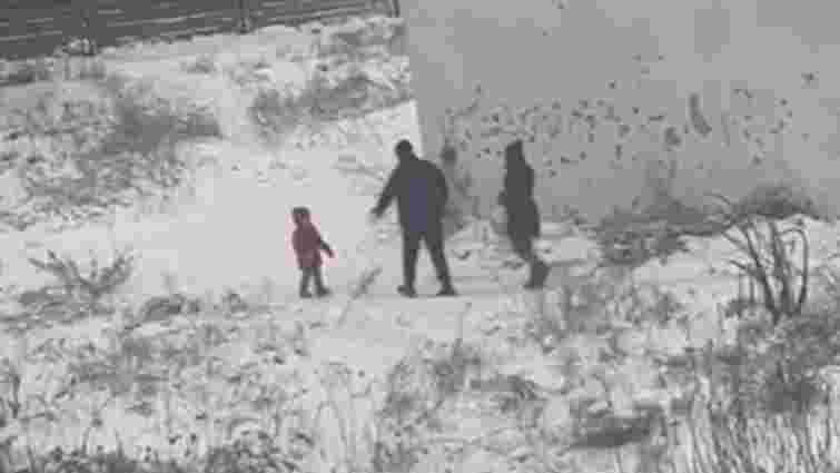 Поліція склала протокол на мешканку Рівненщини, яка штовхала сина у сніг
