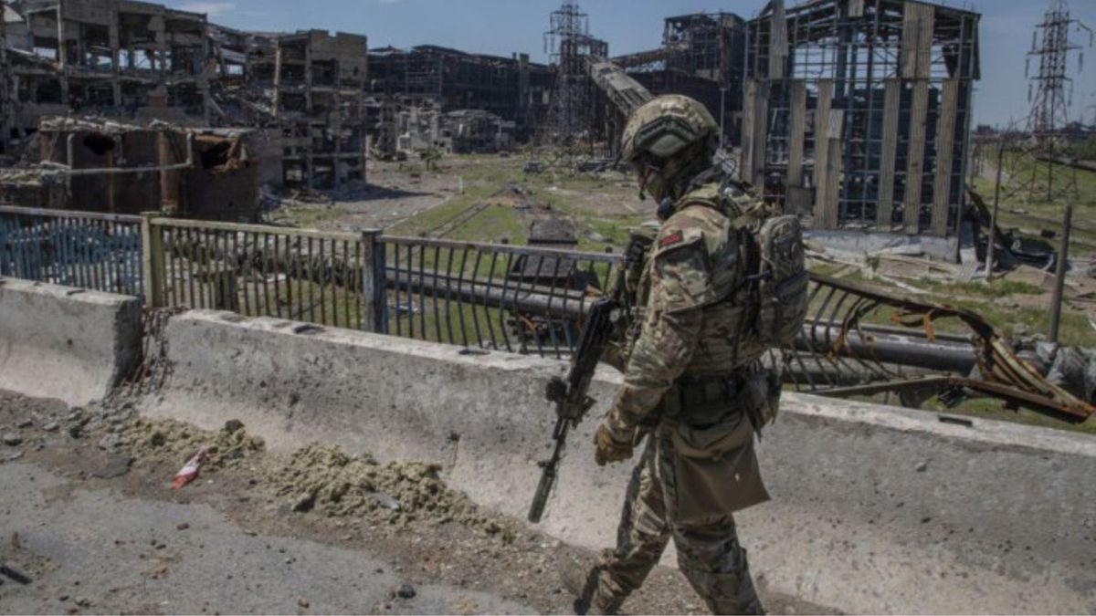Росіяни масово зводять оборонні споруди на в'їзді до Маріуполя