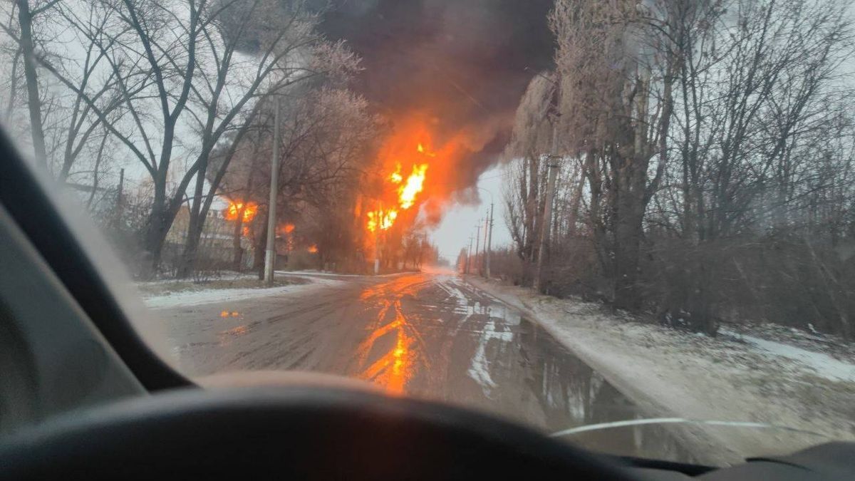 В окупованій Макіївці влучили у нафтобазу росіян, спалахнула велика пожежа