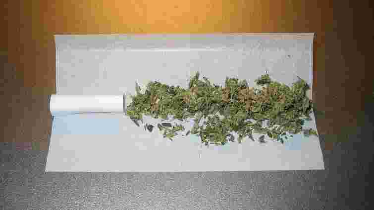 Поліція виявила 21 пакет марихуани у порушника комендантської години