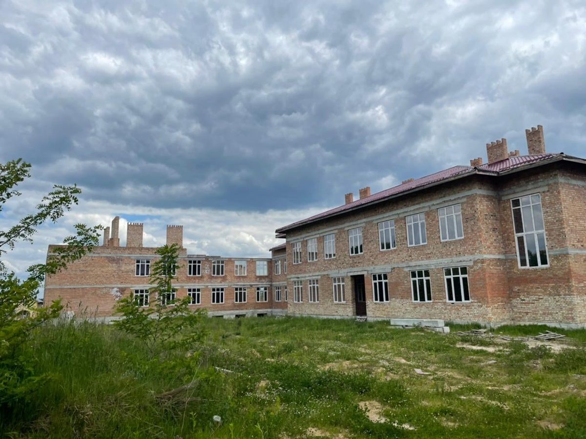 Недобудована школа в Суховолі станом на червень 2021 року (фото з Facebook Андрія Година)