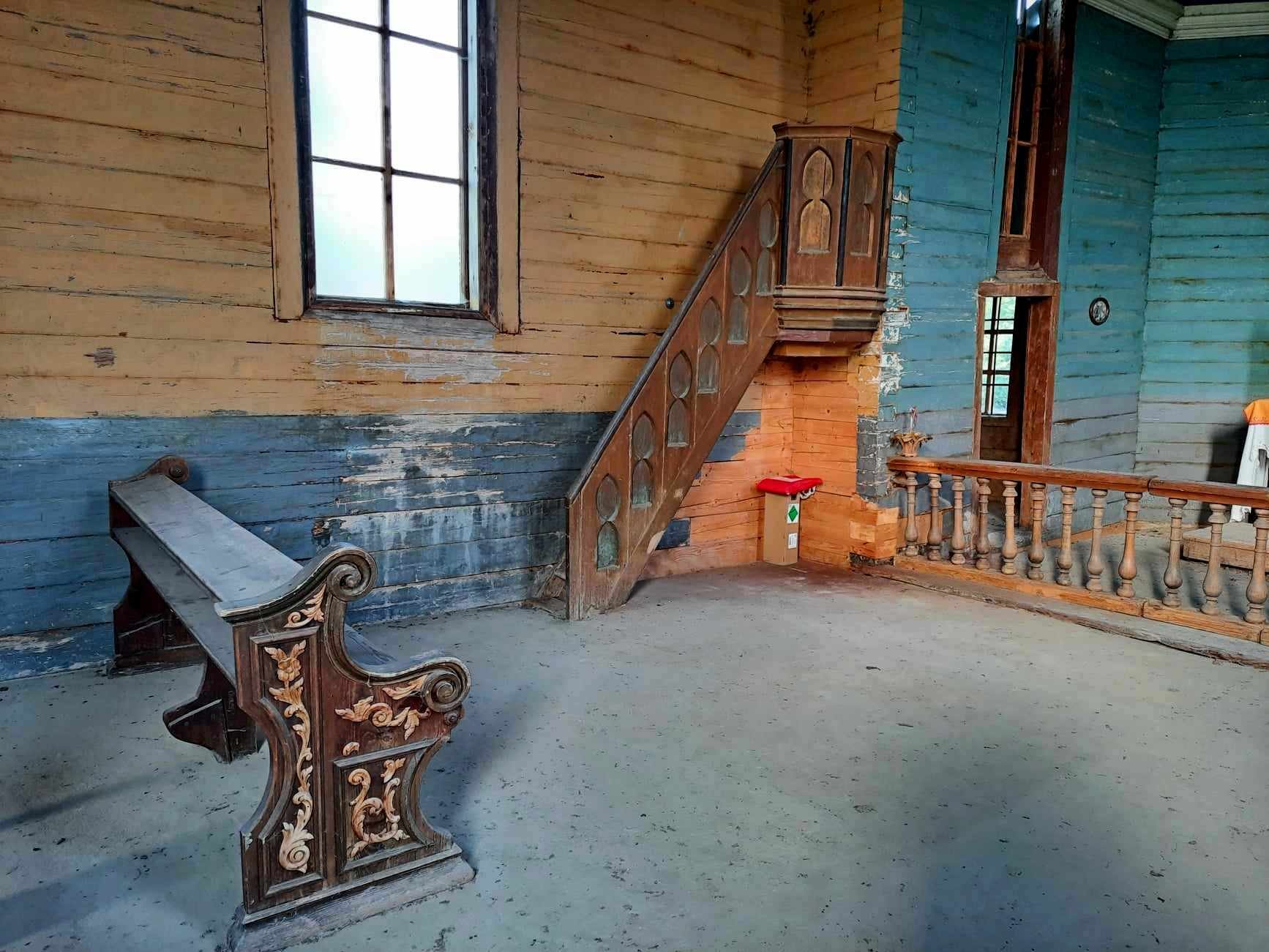 Різьблена лавка і амвон