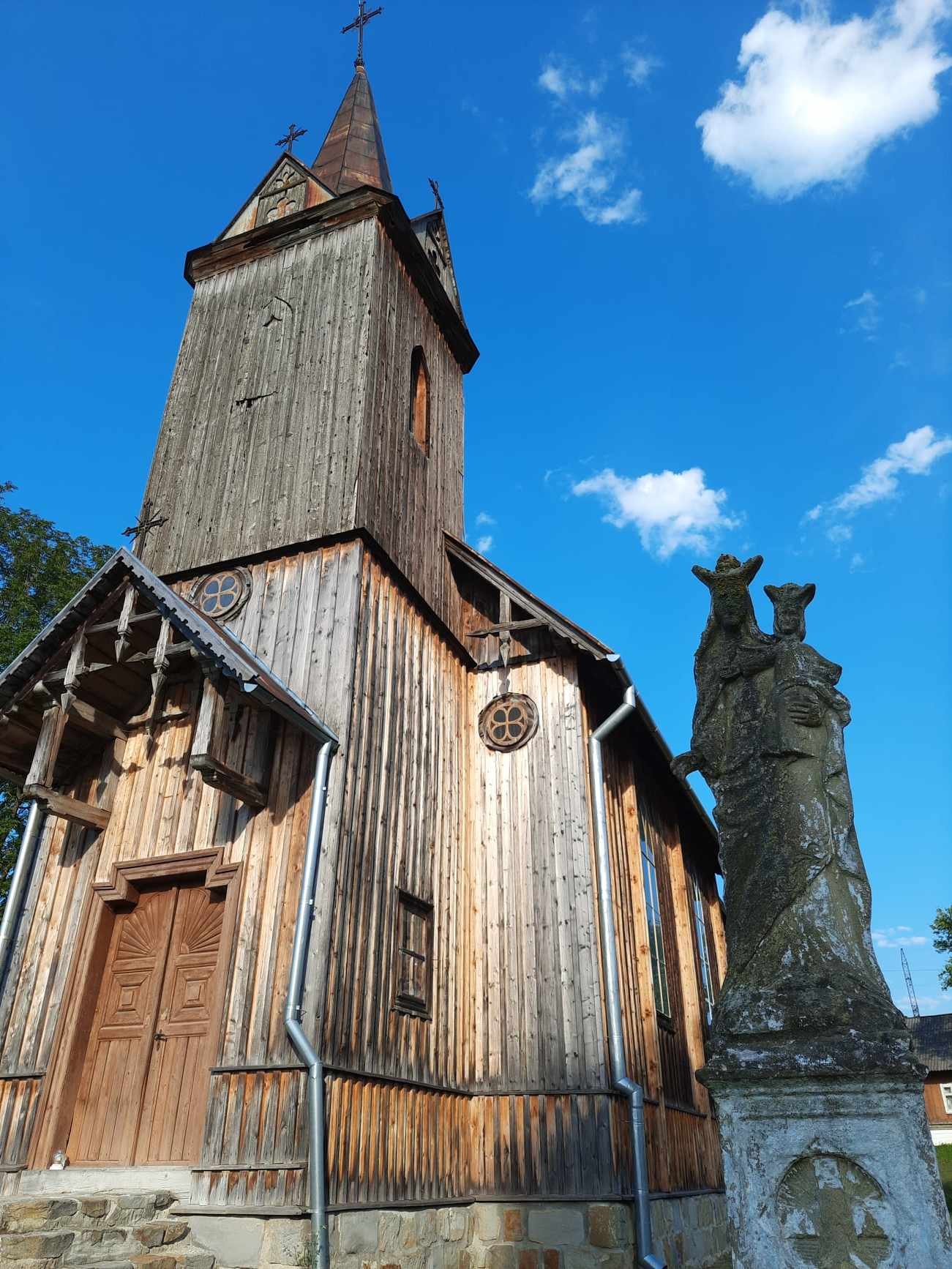 Кам’яна скульптура біля костелу