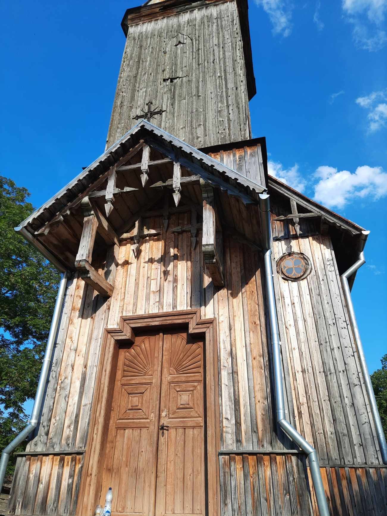 Частина гостроколів є і на дашку над входом