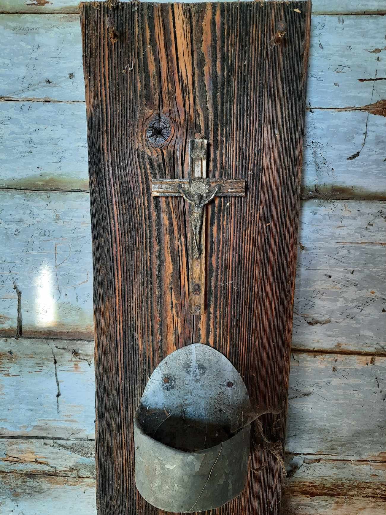 Хрест і чаша для свяченої води біля входу