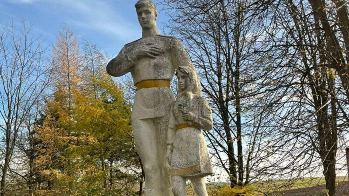 Староста села на Львівщині не дозволив знести радянський пам’ятник