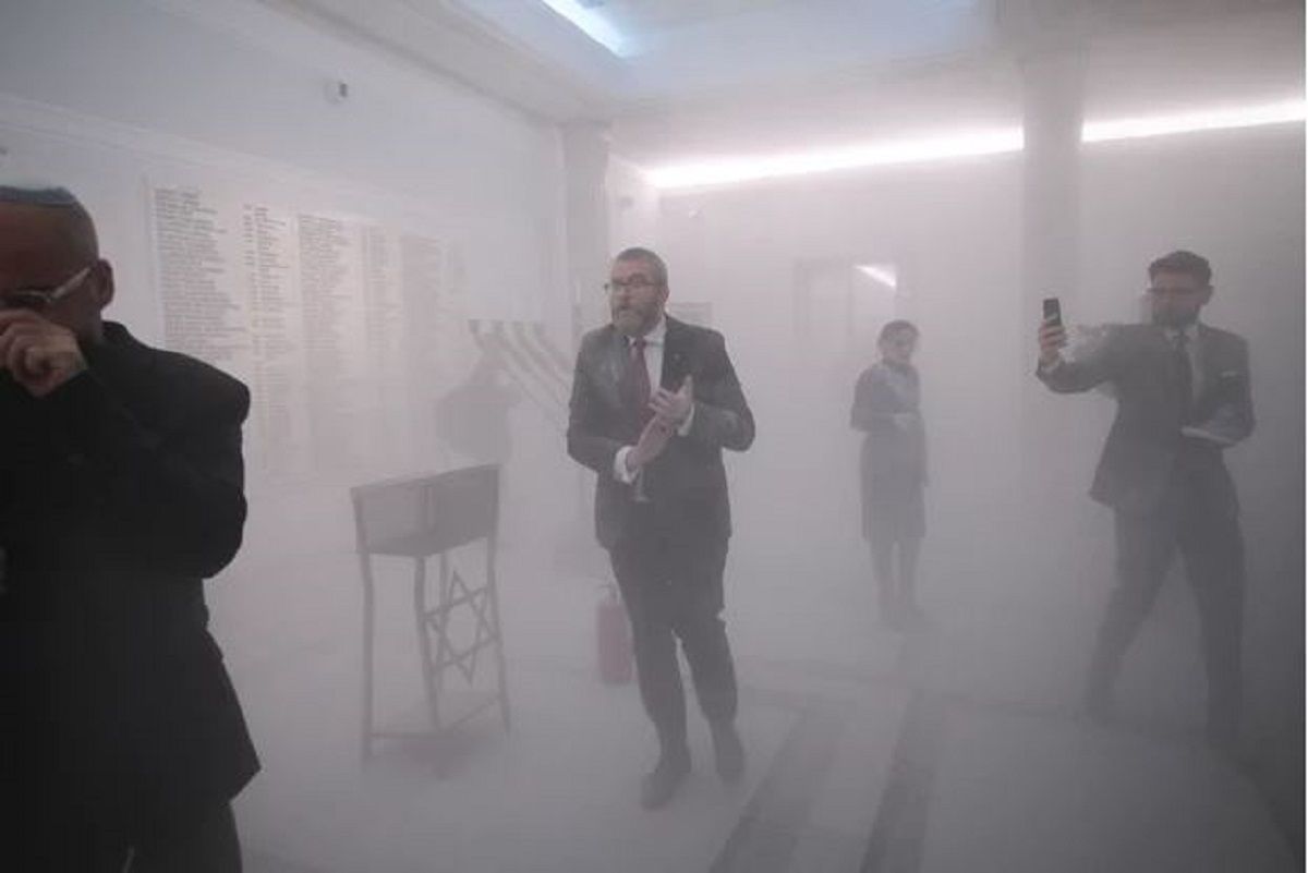 У Сеймі Польщі депутат-українофоб вогнегасником загасив ханукальні свічки