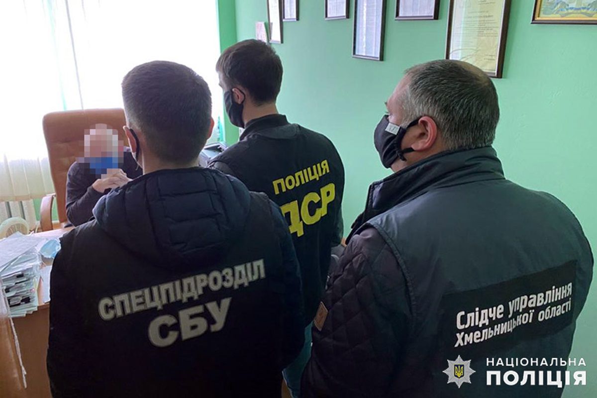 Хмельницький апеляційний суд скасував виправдальний вирок затриманому на хабарі чиновнику