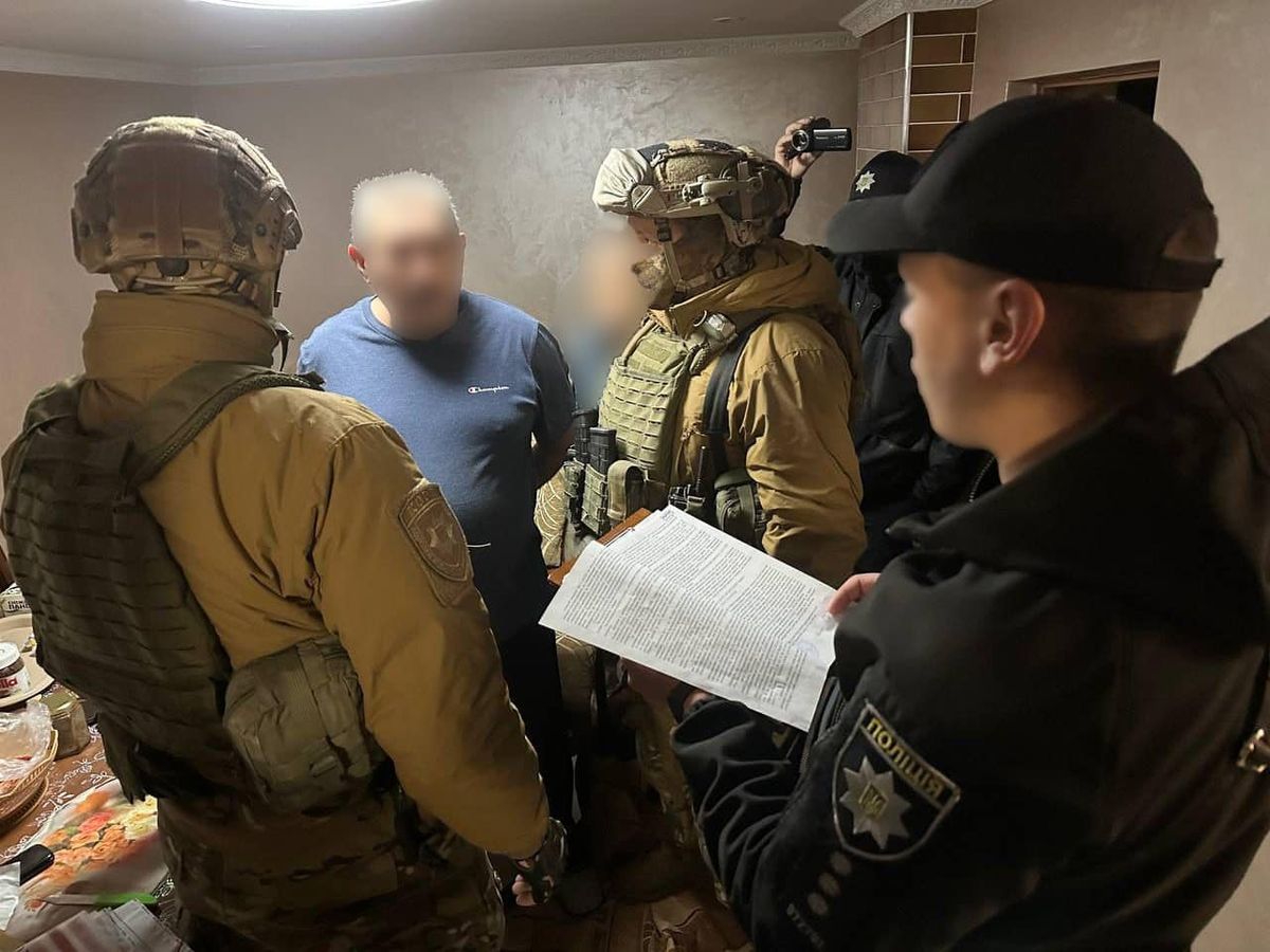 На Закарпатті затримали директора школи, який видурив в ухилянта 12 тис. доларів