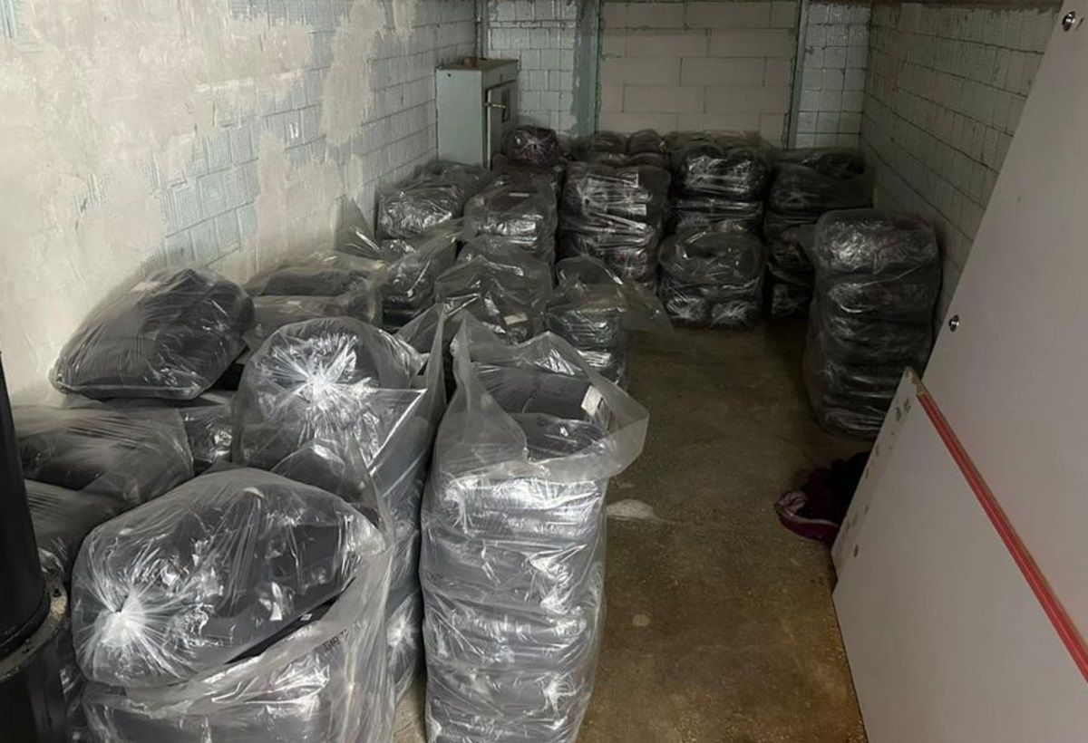 У Хмельницькому виявили підпільний цех з пошиття підробленого брендового одягу 