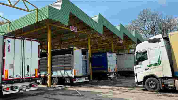 Словаччина частково відновила пропуск вантажівок з України
