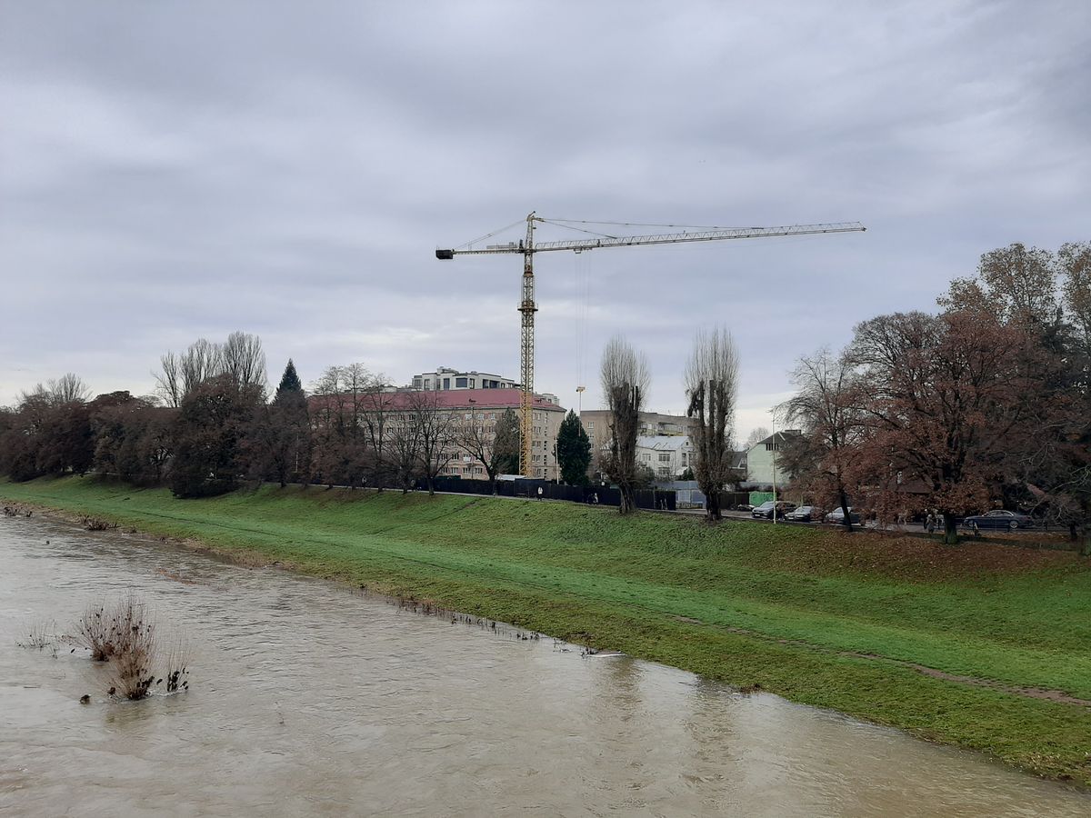 В Ужгороді збирають підписи проти будівництва 16-поверхівки у центрі міста