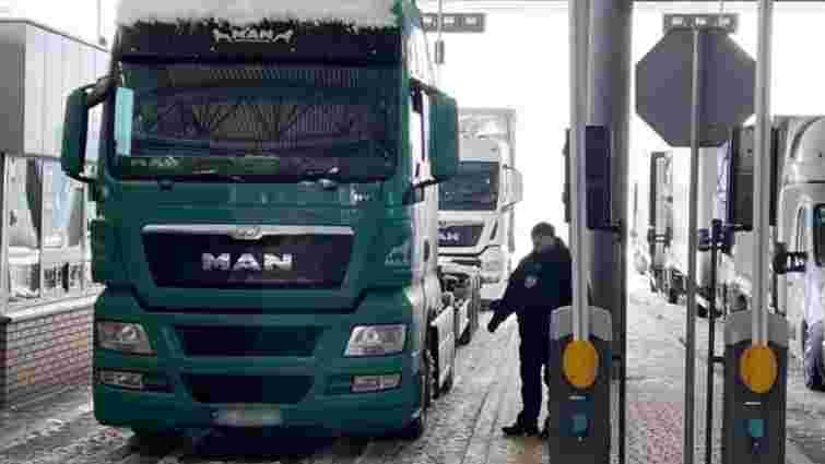 На кордоні зі Словаччиною відновили рух вантажівок