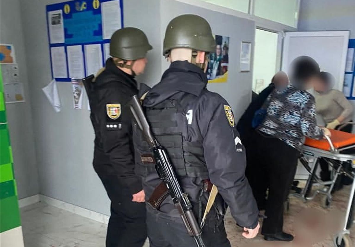 Депутат сільради на Закарпатті під час сесії підірвав три гранати, 26 поранених