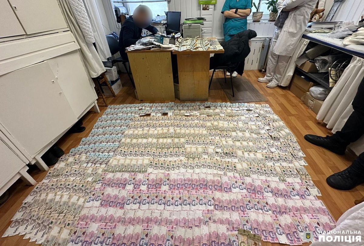 48-річного травматолога з Рівненщини затримали на хабарі в $1,5 тис.
