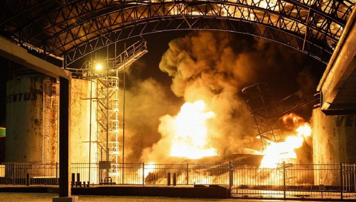 В окупованому Донецьку після серії вибухів спалахнула нафтобаза