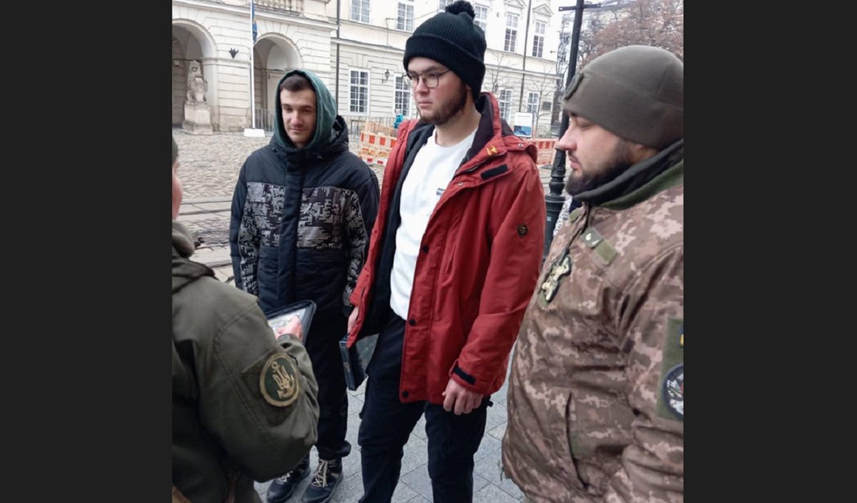 Працівники ТЦК проводять агітаційні заходи на вулицях Львова