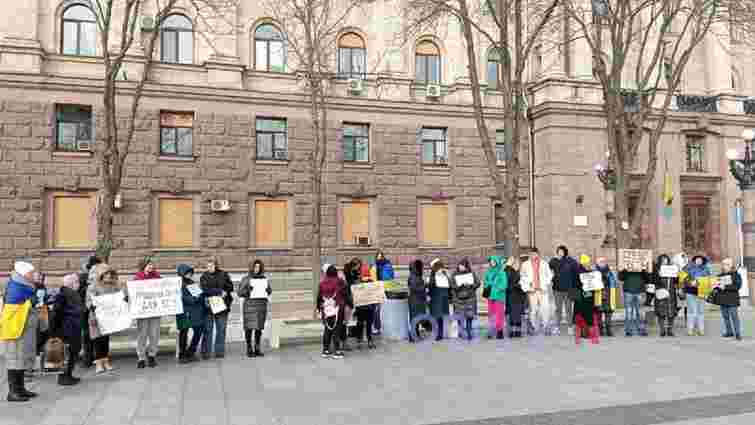У Миколаєві учасників акції «Гроші на ЗСУ» охоронці міськради не впустили в укриття