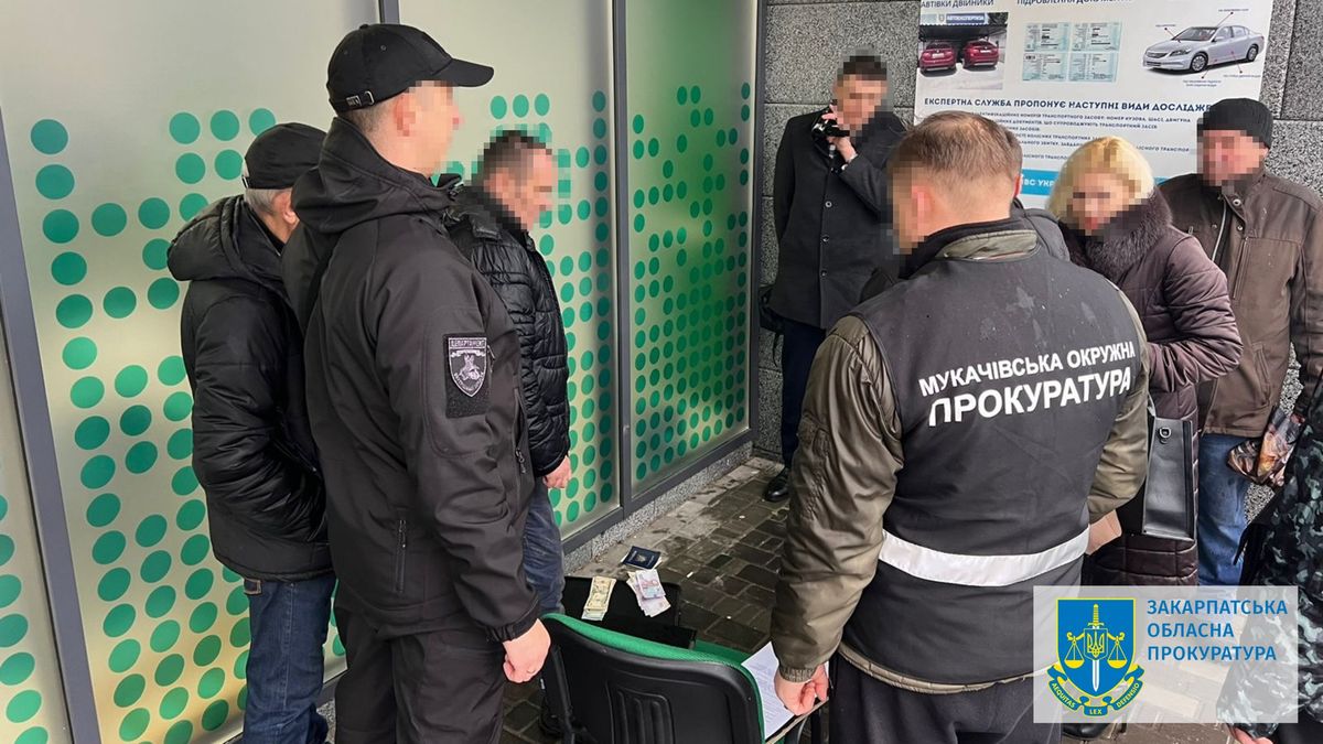 На Закарпатті на хабарі за видачу елітних номерних знаків затримали поліцейського 