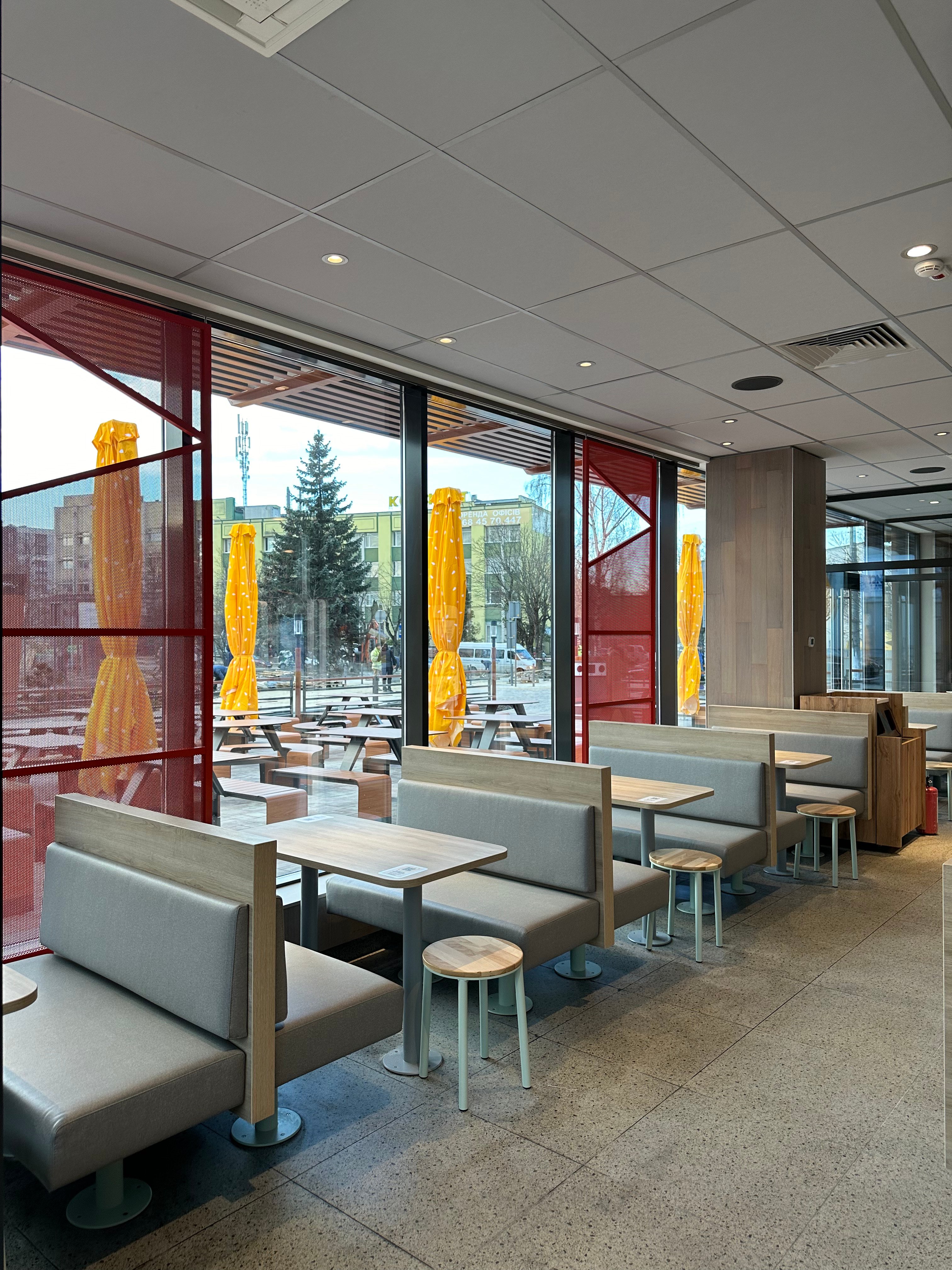 У новому ресторані є 123 місця і ще 144 на терасі (фото McDonald's)
