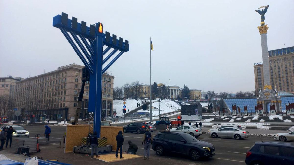 У Києві затримали чоловіка, який публічно помочився на центральну ханукію