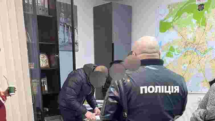 В Ужгородській міськраді провели обшуки, трьох посадовців підозрюють у привласненні 700 тис. грн