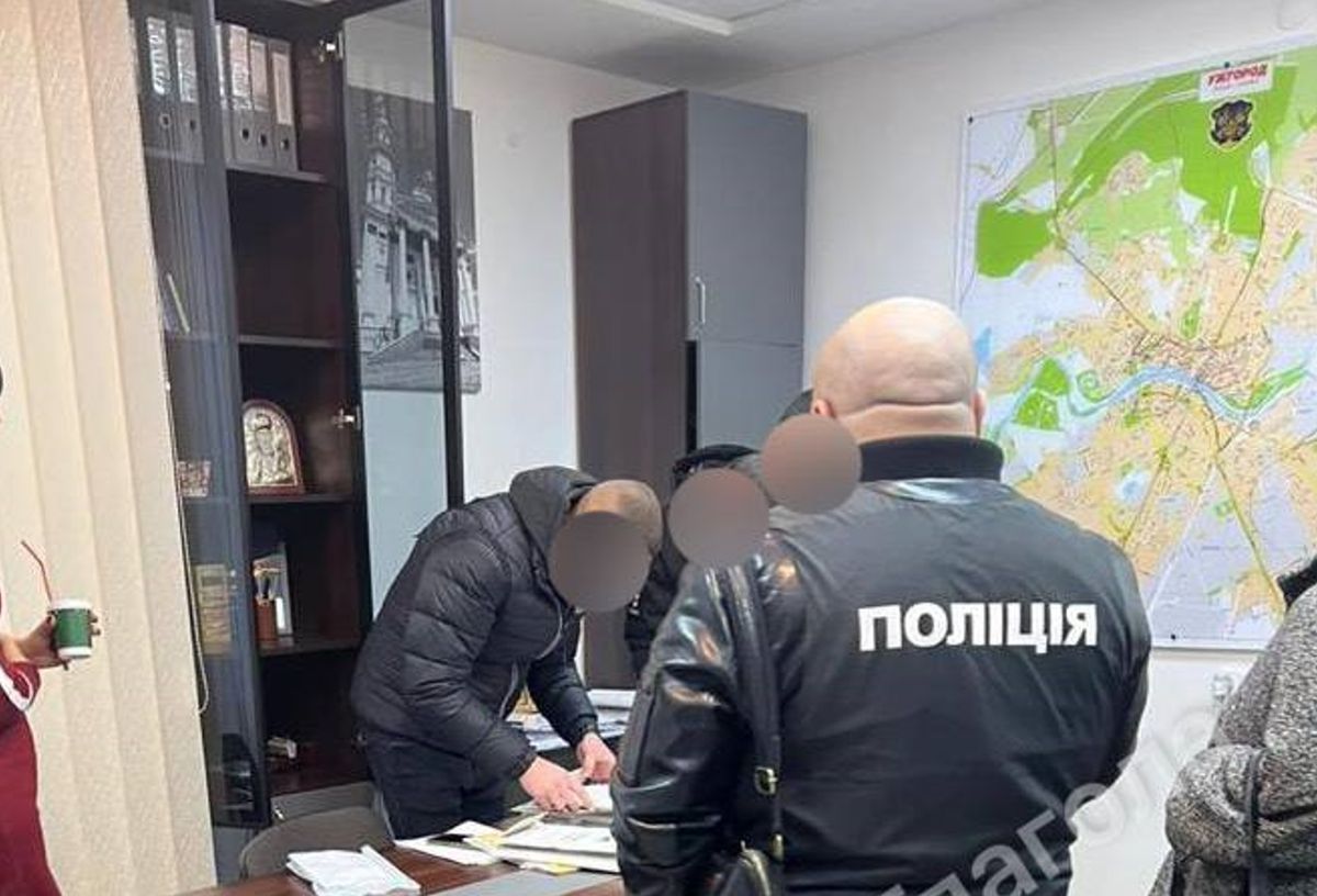 В Ужгородській міськраді провели обшуки, трьох посадовців підозрюють у привласненні 700 тис. грн