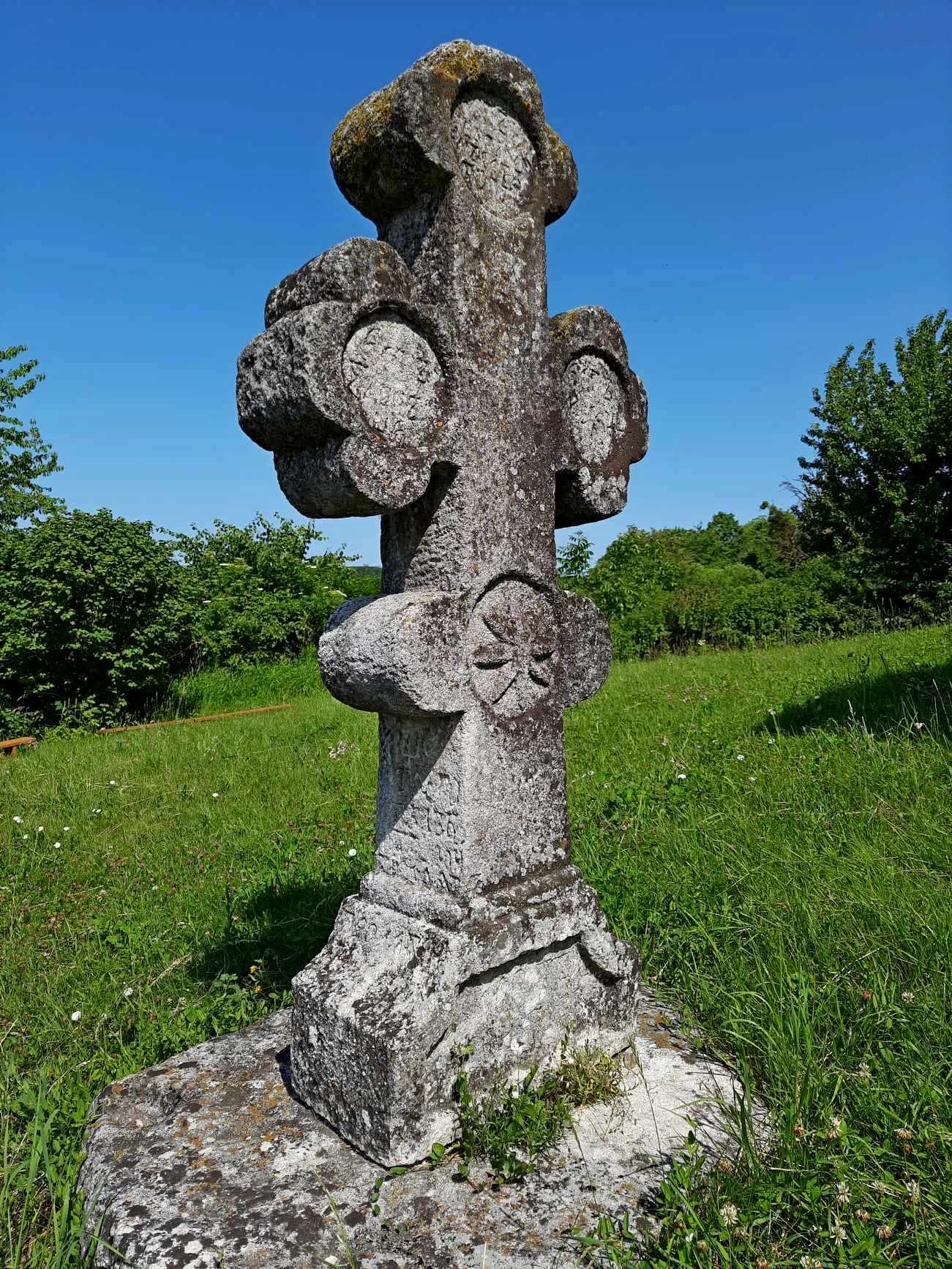 Хрест біля церкви у Чесниках (фото ZAXID.NET)