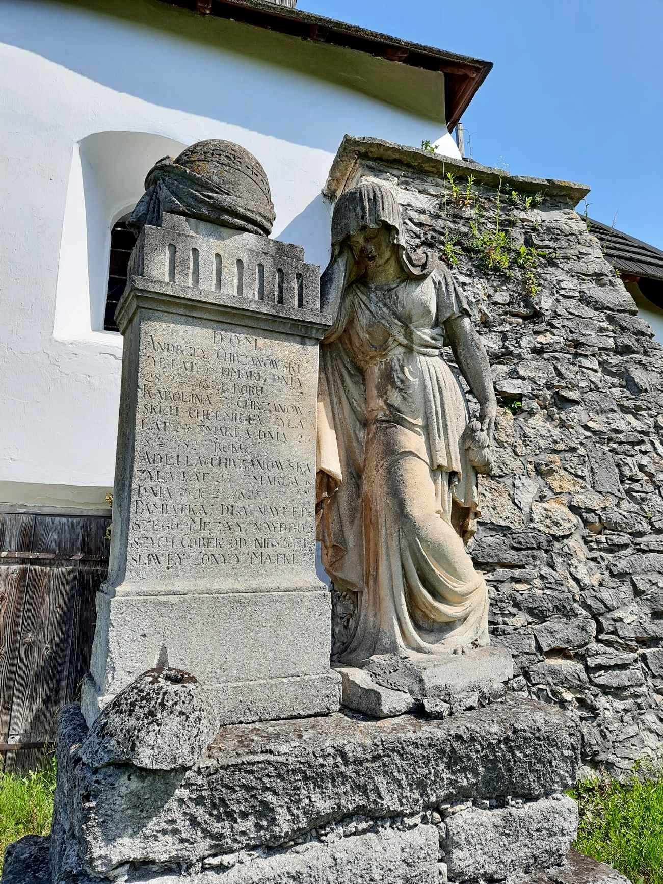 Скульптура біля церкви у Чесниках (фото ZAXID.NET)