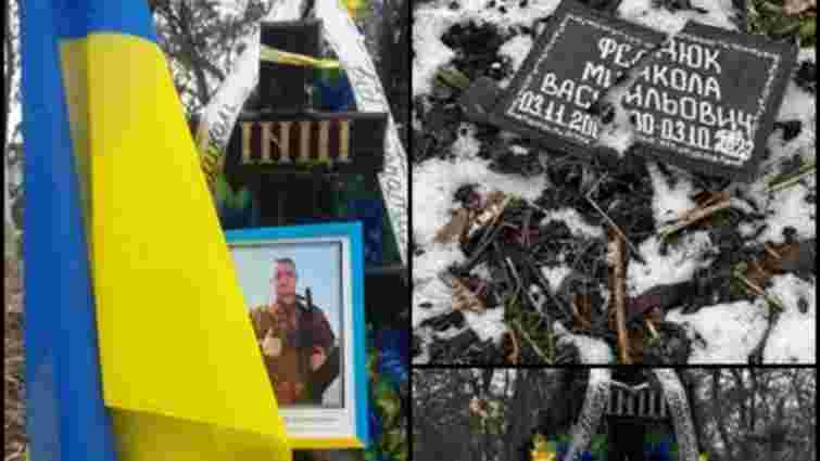 На Буковині невідомі зламали табличку і зірвали портрет з могили військового