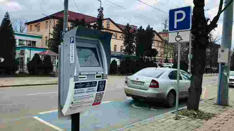 На Різдво та Новий рік комунальні паркінги в Івано-Франківську будуть безкоштовними