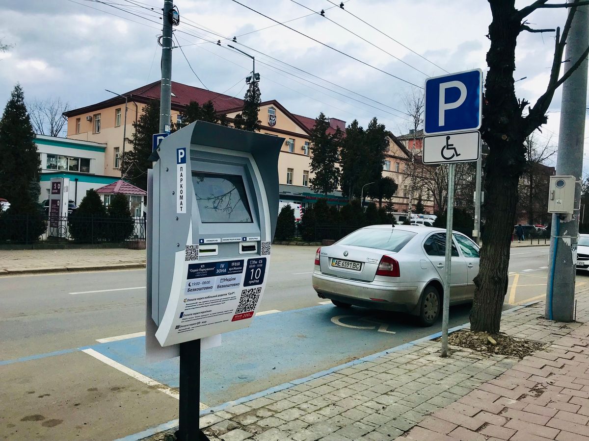 На Різдво та Новий рік комунальні паркінги в Івано-Франківську будуть безкоштовними