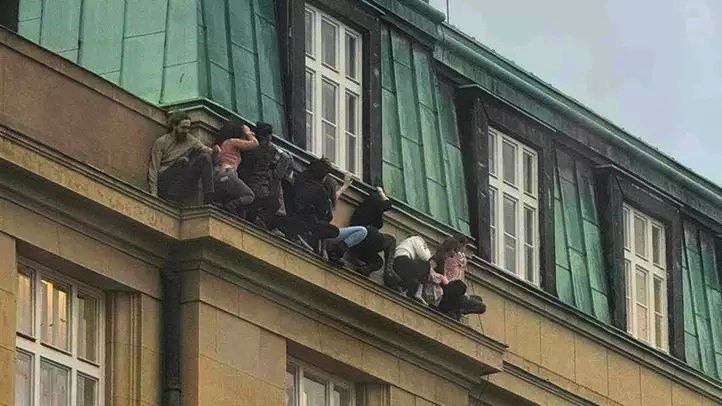 Люди поховались від стрільця на карнизі будівлі, дехто падав і отримав травми, одна людина загинула (фото Novinky.cz)