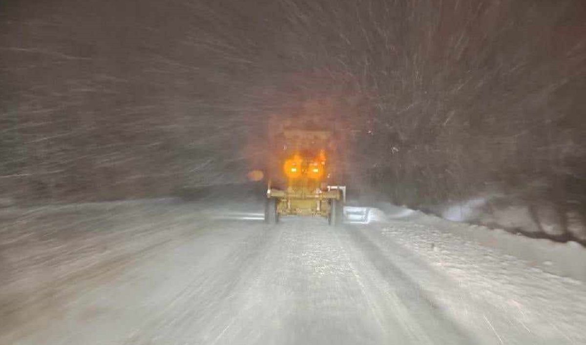 Через негоду обмежили рух вантажівок двома трасами на Львівщині