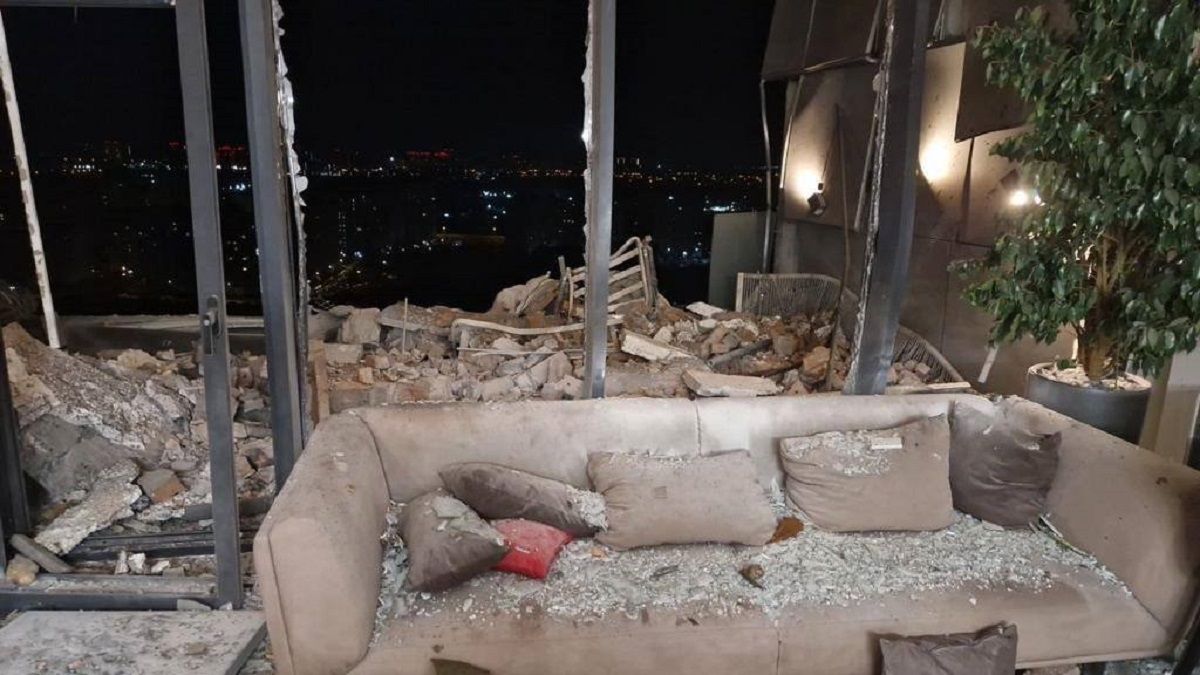 У Києві уламки збитого російського дрону впали на житловий будинок