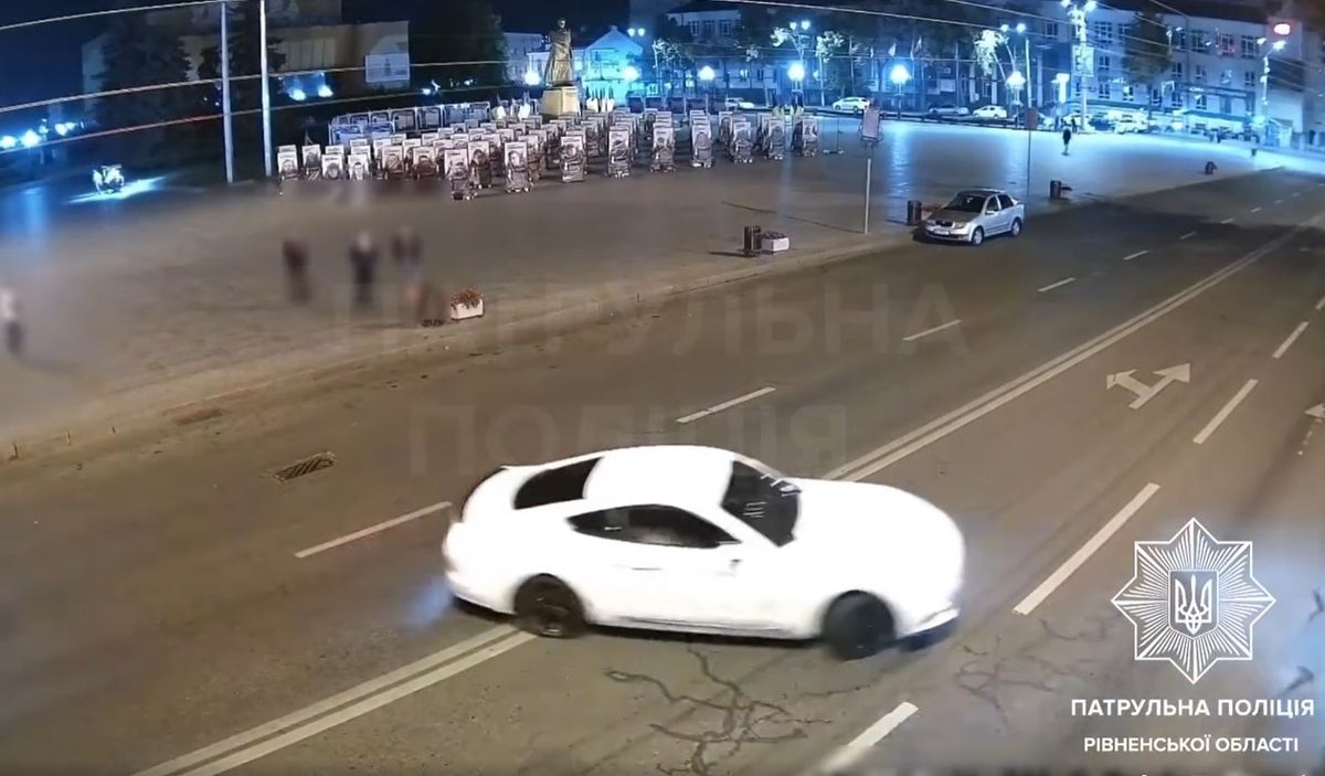 21-річного водія з Рівного оштрафували за дрифт перед портретами загиблих військових