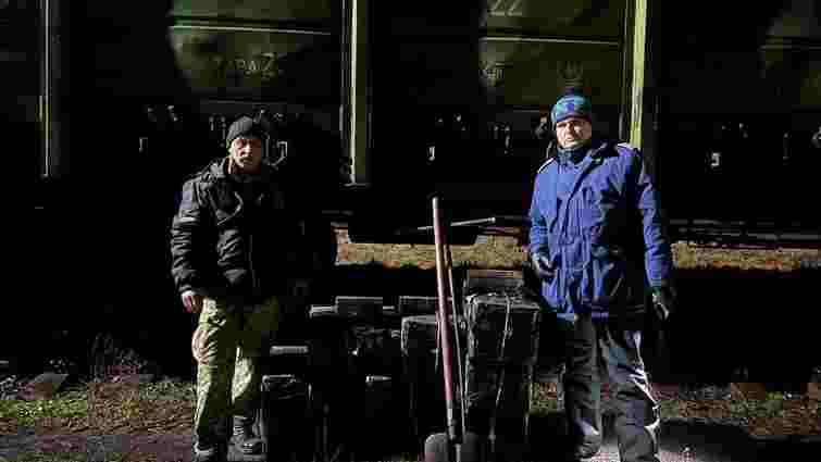 На Закарпатті зупинили вантажний потяг з рудою, який віз в Угорщину сигарети

