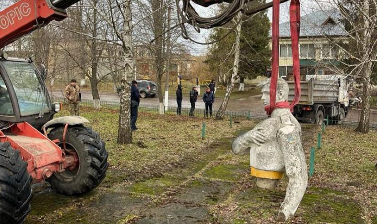 На Львівщині звільнили старосту села, який захищав від демонтажу радянський пам’ятник