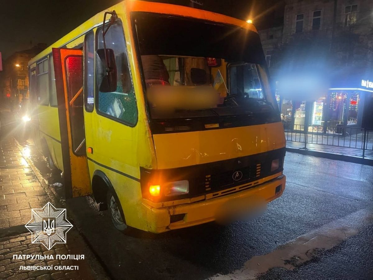 Львівські патрульні зупинили водія міжміської маршрутки під наркотиками