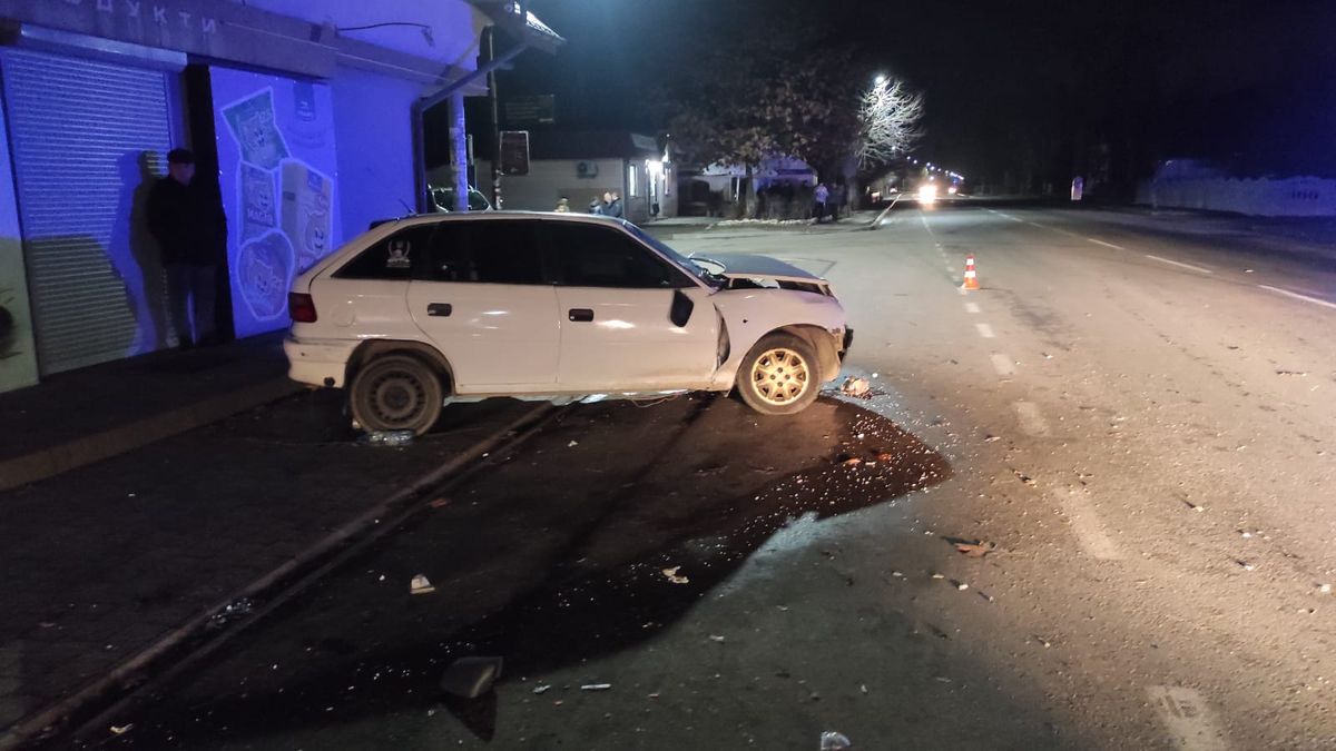 На Прикарпатті водій на смерть збив пішохода і в'їхав у магазин