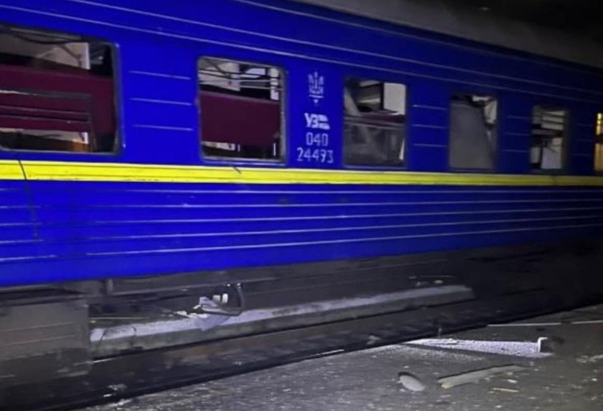 Росія завдала удару по залізничному вокзалу Херсона, загинув поліцейський