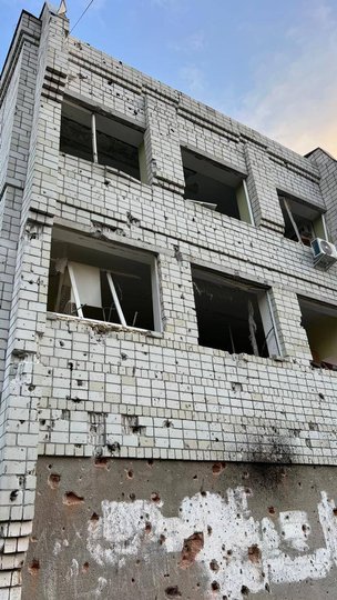 Вибухова хвиля пошкодила будівлю ліцею, виникла пожежа / фото Андрія Садового