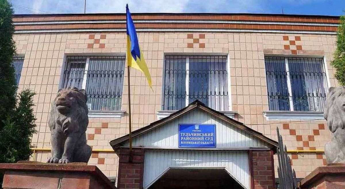 У Тернополі судили патрульного, який зупинив автомобіль голови суду